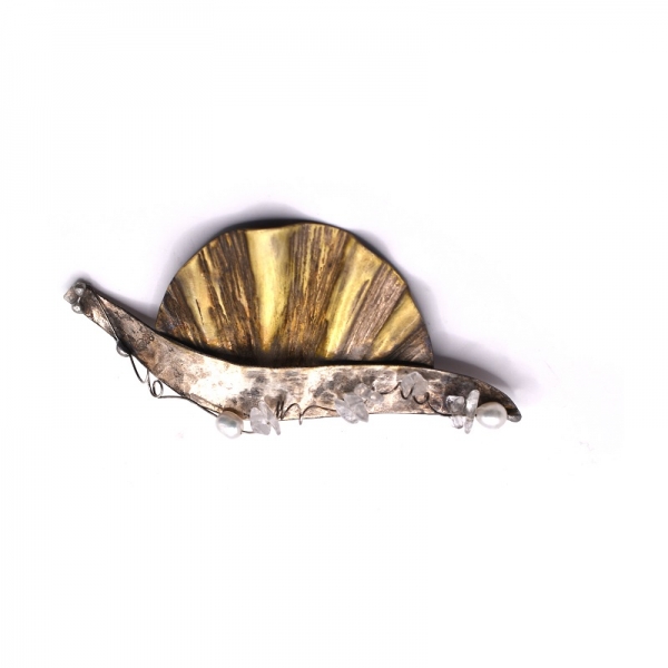 Kαρφίτσα ασημένια σαλιγκάρι με μαργαριτάρι και τσιπς διάφανα και ορείχαλκο